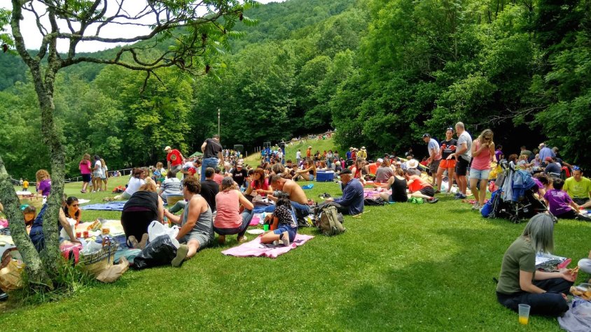 Fins a 600 persones al dinar a la font de Sant Patllari