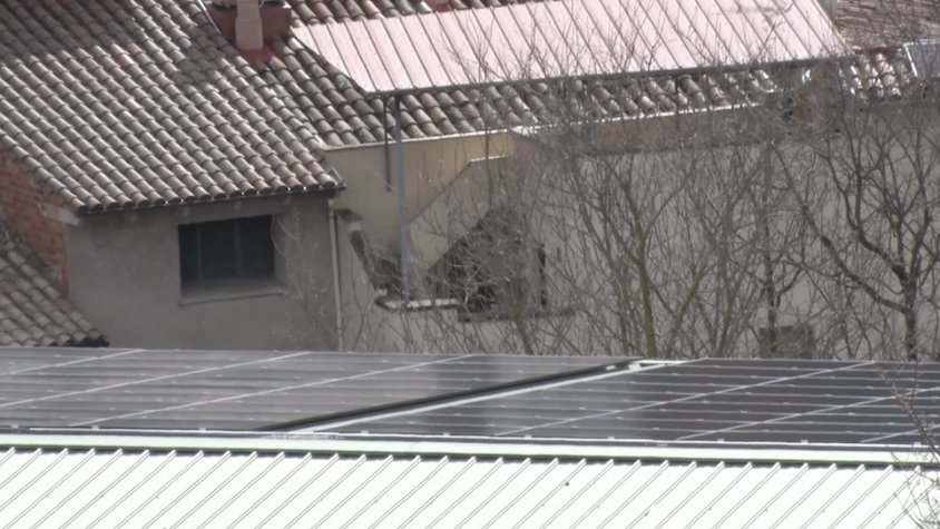 Plaques a la coberta de la fàbrica