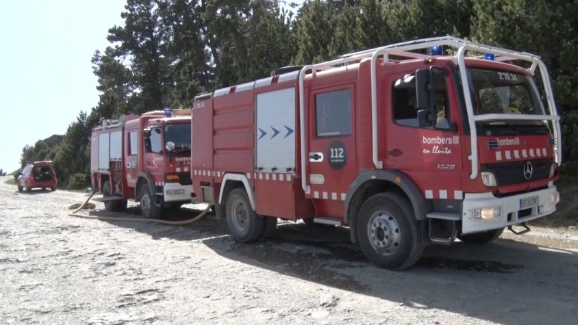 Els bombers treballant en l'incendi de Queralbs aquest dimecres