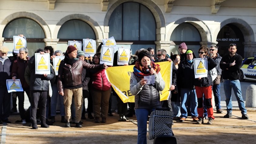 Una trentena de persones es van concentrar a la plaça de l'Ajuntament