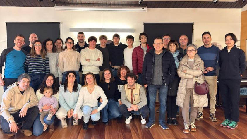 La junta sortint, la junta entrant i una desena de socis de la UE Sant Joan