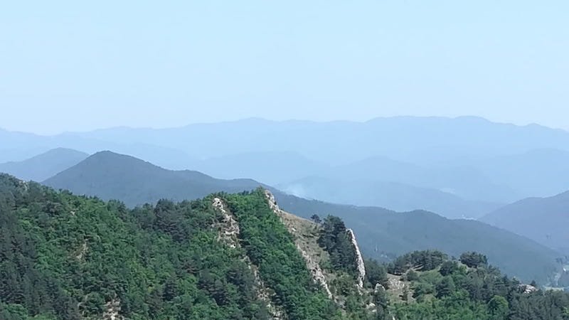 Vista llunyana de l'incendi des de Gombrèn