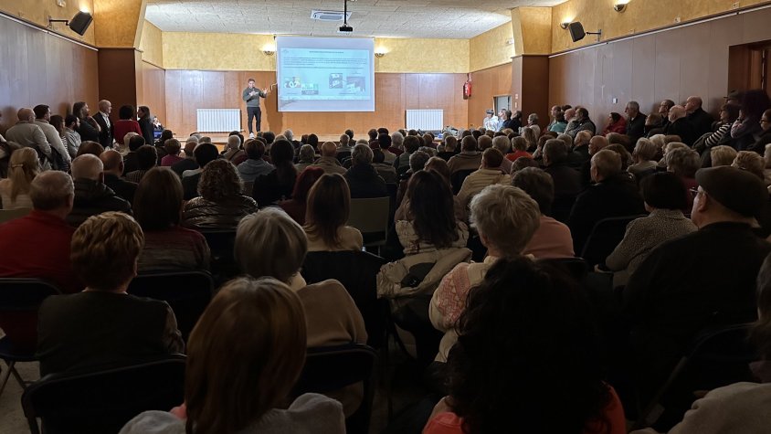 Ple de gom a gom a la xerrada informativa del nou sistema de gestió de residus de Campdevànol