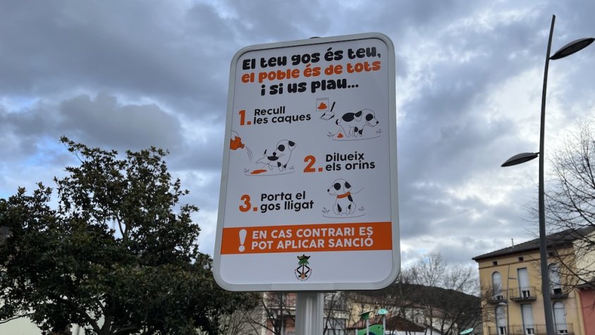 Un dels panells informatius, situat a la plaça de la Mainada