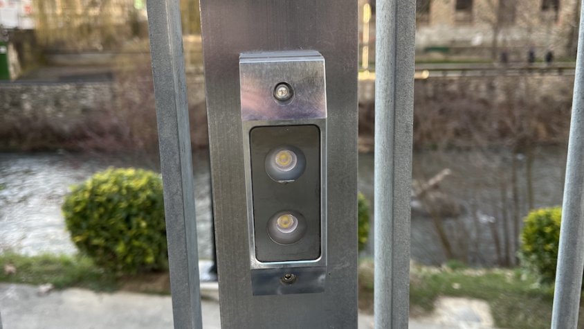 Un dels nou punts de llum instal·lats a la passera