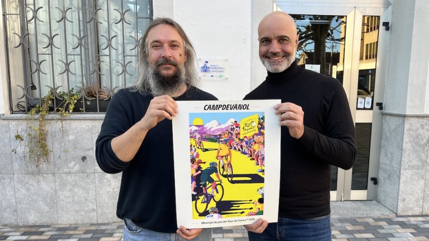 L'alcalde i el regidor d'esports, amb el cartell del Tour de França