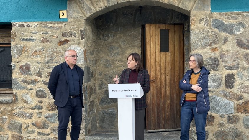La consellera Sílvia Paneque, acompanyada de l'alcalde de Planoles, David Verge, i la secretària d'Habitatge, Lídia Guillén