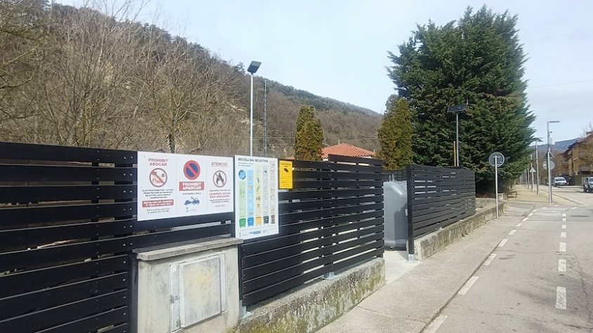 L’àrea de contenidors del carrer Mestre Francesc Sanz, a Sant Pau de Segúries
