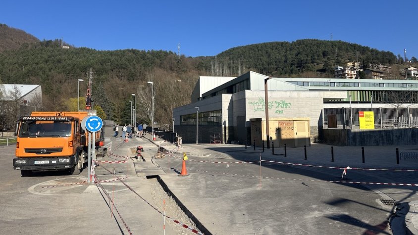 Obres d'ampliació de la xarxa de calor de l'Escola Pirineu i la Sala Diagonal de Campdevànol