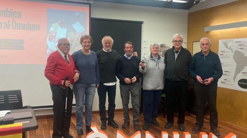 Òmnium ha entregat un pin commemoratiu als diversos socis que fa més de cinc dècades que en formen part