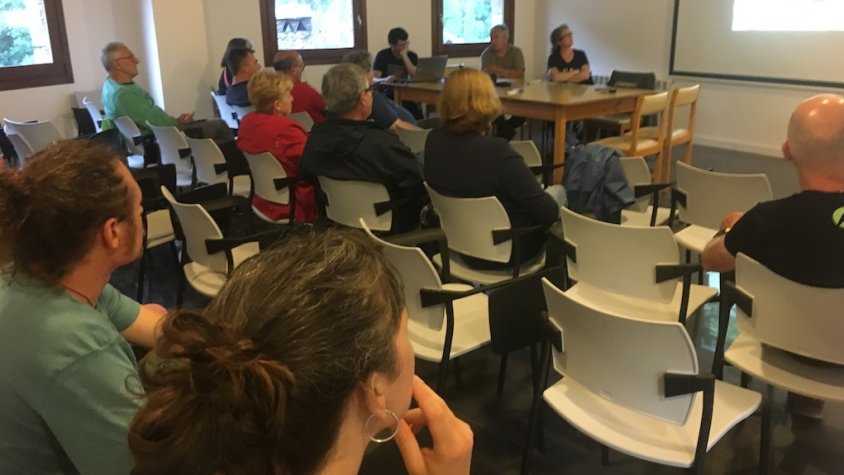 Els veins de Setcases durant la reunió per la pletgeta