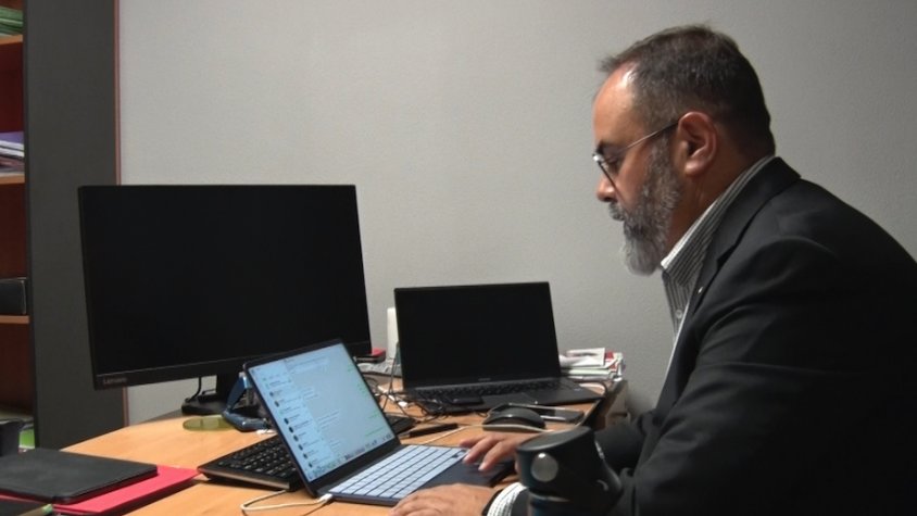 David Bartrina, al seu despatx de Sant Joan de les Abadesses
