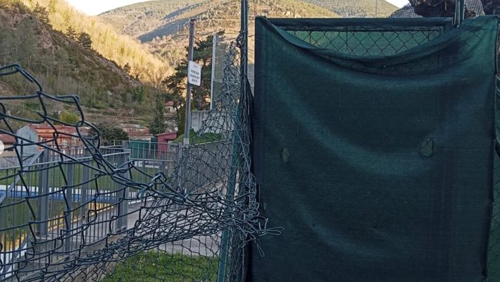 La porta d'accés a la caseta de material del CF Ribetana