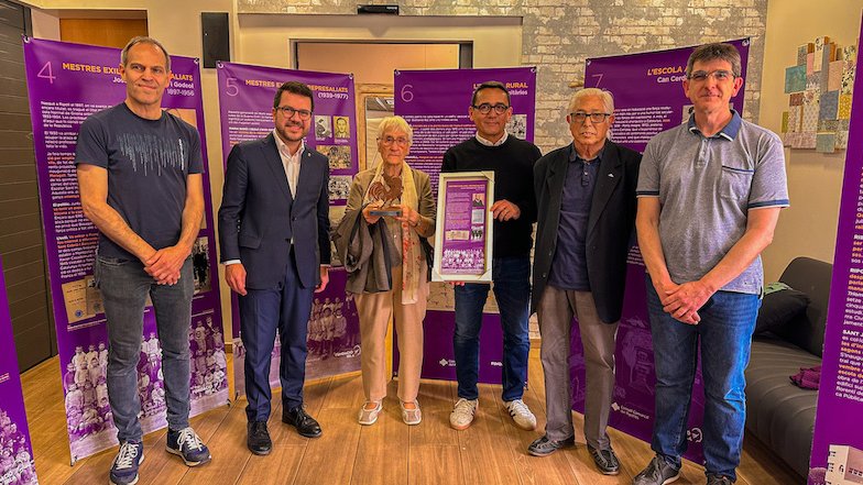 Lliurament del primer guardó a Dolors Bassaganya i família
