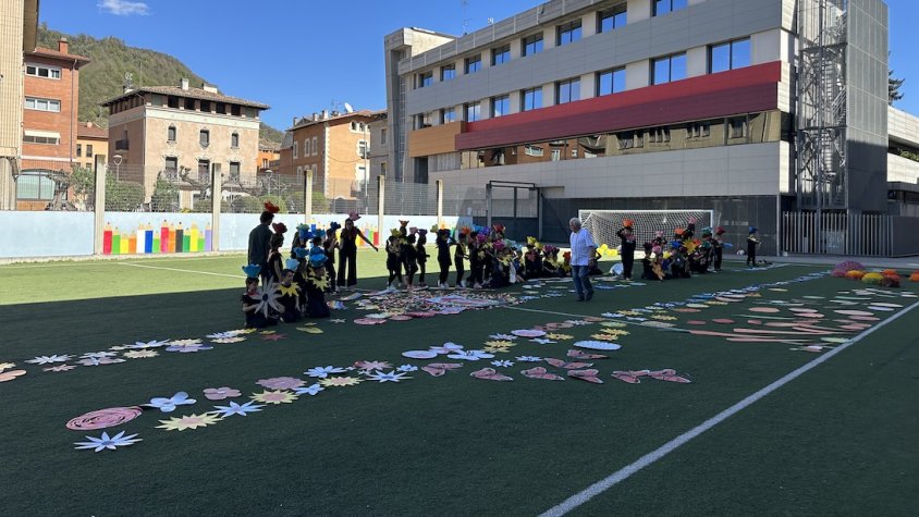 La desfilada al pati de l'escola Salesians de Ripoll