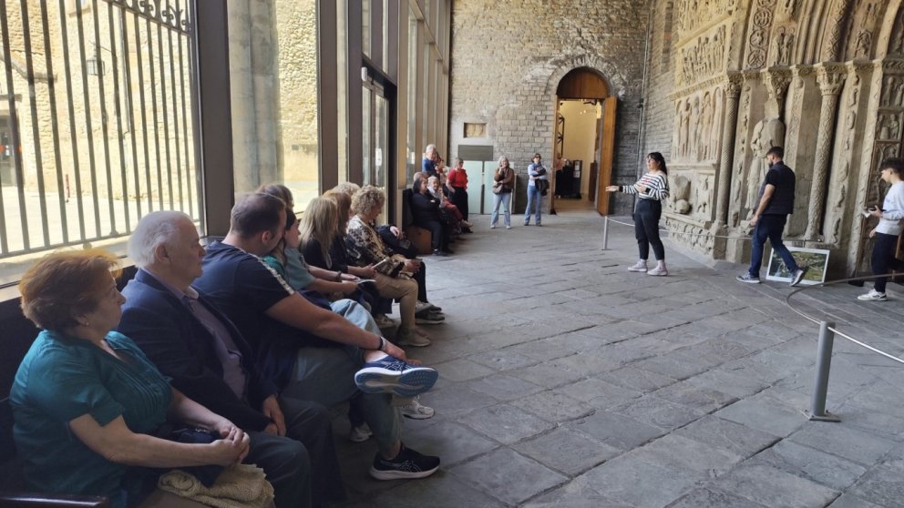 El Monestir de Ripoll s'apropa al visitant