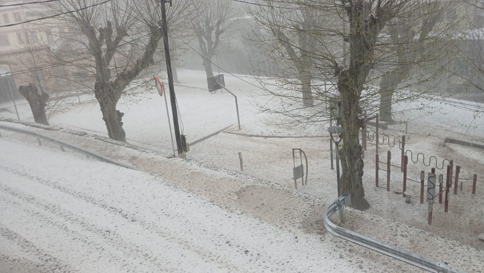 Una gran pedregada tenyeix Ribes de Freser de blanc