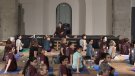 La Masterclass benèfica de ioga convoca una seixantena de participants