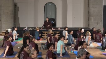 La Masterclass benèfica de ioga convoca una seixantena de participants