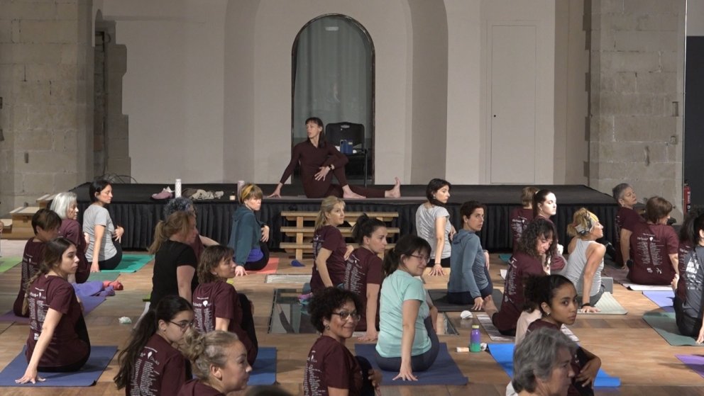 La Masterclass benèfica de ioga convoca una seixantena de participants