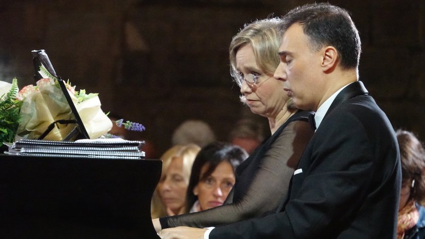 Carles Lama i Sofía Cabruja actuant al monestir de Sant Pere en l'últim concert del festival