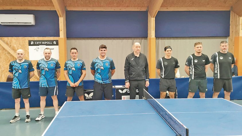 Els jugadors del CTT Ripoll i del Masquefa TT, abans de disputar l’últim partit de lliga