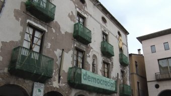 L'Ajuntament de Sant Joan de les Abadesses prohibeix els actes a la plaça Major pel mal estat de Can Blanxart