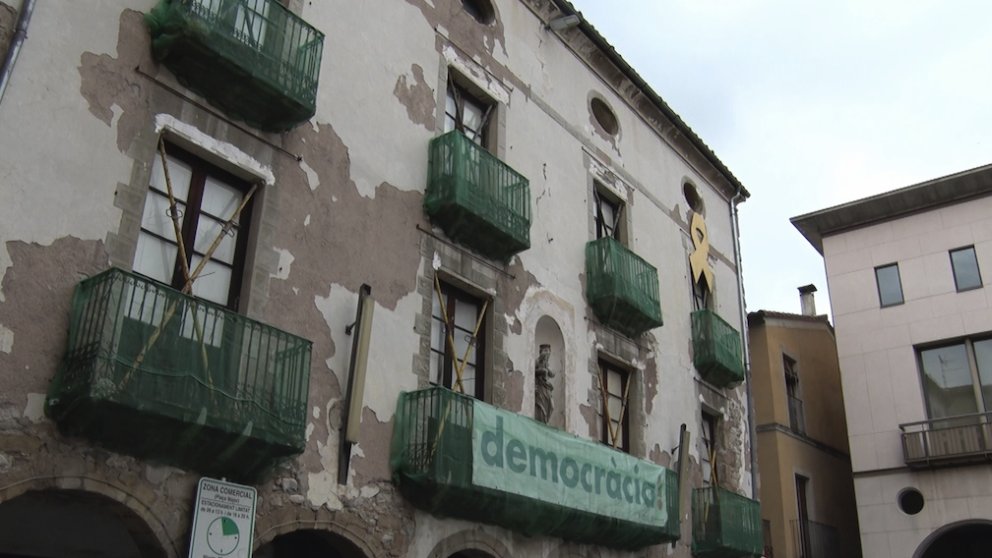 L'Ajuntament de Sant Joan de les Abadesses prohibeix els actes a la plaça Major pel mal estat de Can Blanxart