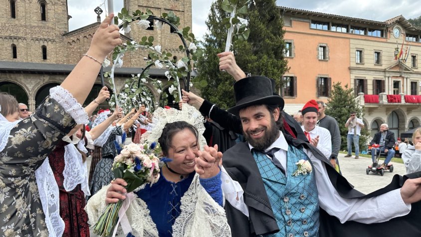 Els nuvis, a la sortida del Casament