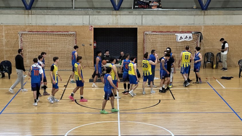 Encaixada de mans entre jugadors de la UE Ripoll i del CE Palamós B, al final del partit