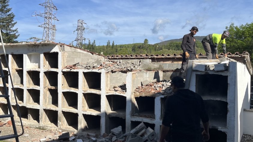 Operaris treballant en la remodelació del cementiri de Sant Joan