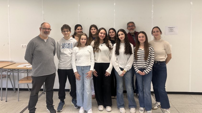 Els alumnes representants, juntament amb els coordinadors del projecte i la regidora Marta Marsal