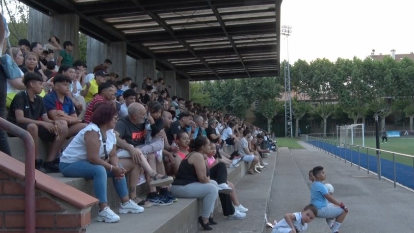 La graderia del camp Municipal de Ripoll llueix així quan hi ha Trofeu Cabina