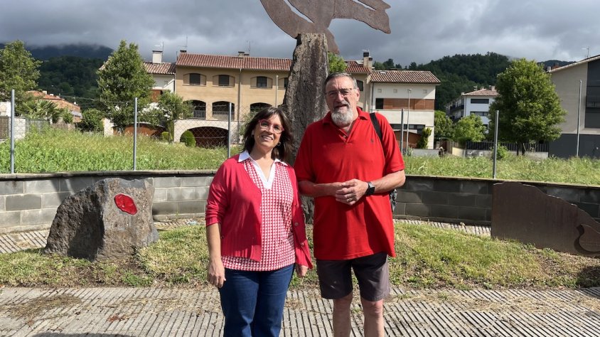 Núria Soldevila i Jordi Cortacans, davant l'escultura que homenatja els donants de sang a Sant Joan