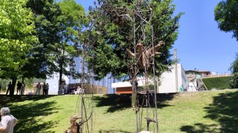 Una escultura dona la benvinguda al recorregut mitològic de Relart