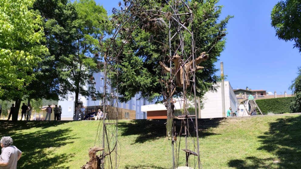 Una escultura dona la benvinguda al recorregut mitològic de Relart