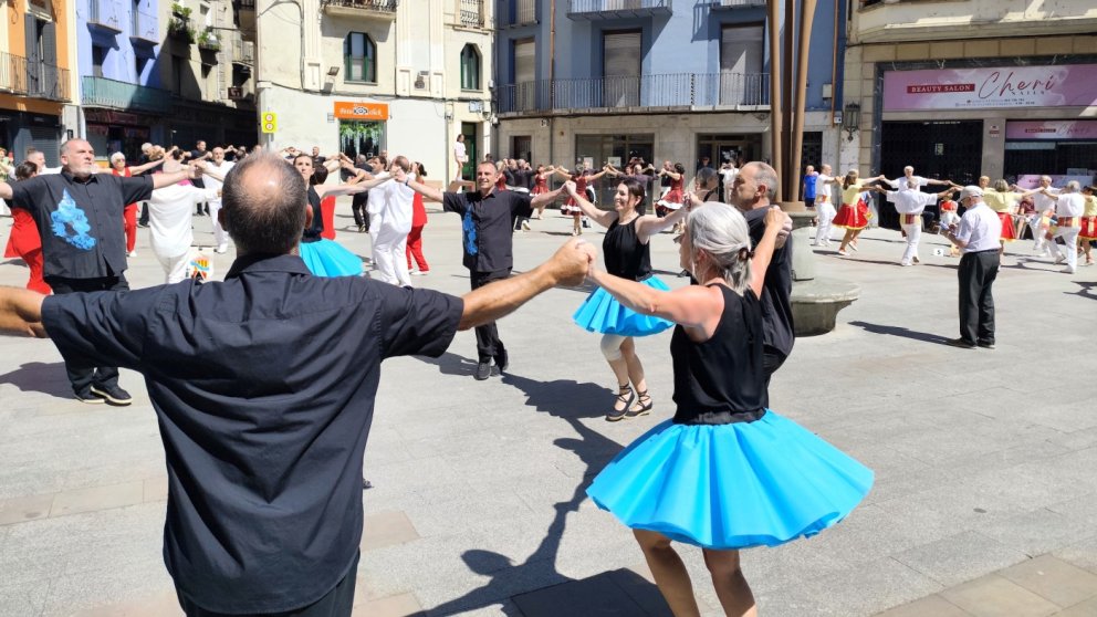La sardana torna a omplir la plaça de Sant Eudald amb el concurs de colles sardanistes