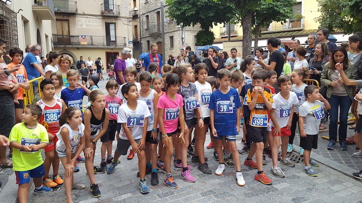 La sortida de la cursa dels més petits, des de la plaça de la Vila de Camprodon