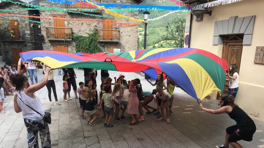 Els jocs per la mainada a la plaça de la Vila de Queralbs