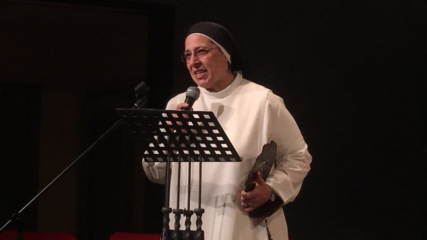 Sor Lucía Caram rebent al premi a Vallfogona