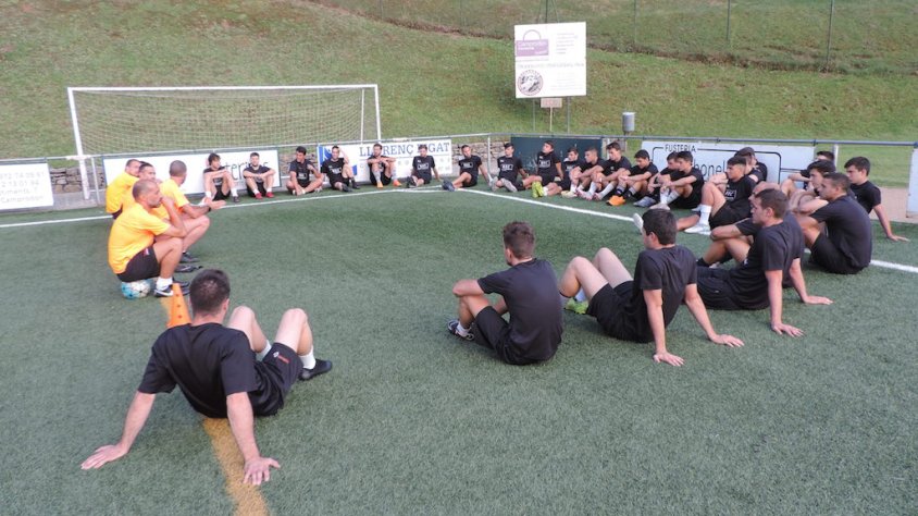 La primera xerrada dels entrenadors del Camprodon a la plantilla abans de l'entrenament al camp de la Vila