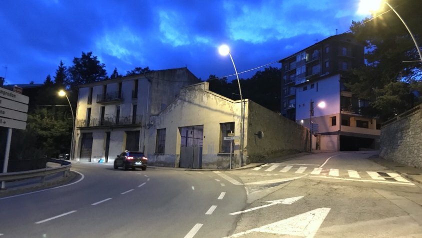 Els dos edificis que seran propietat de l'ajuntament per millorar l'encreuament i fer una zona verda